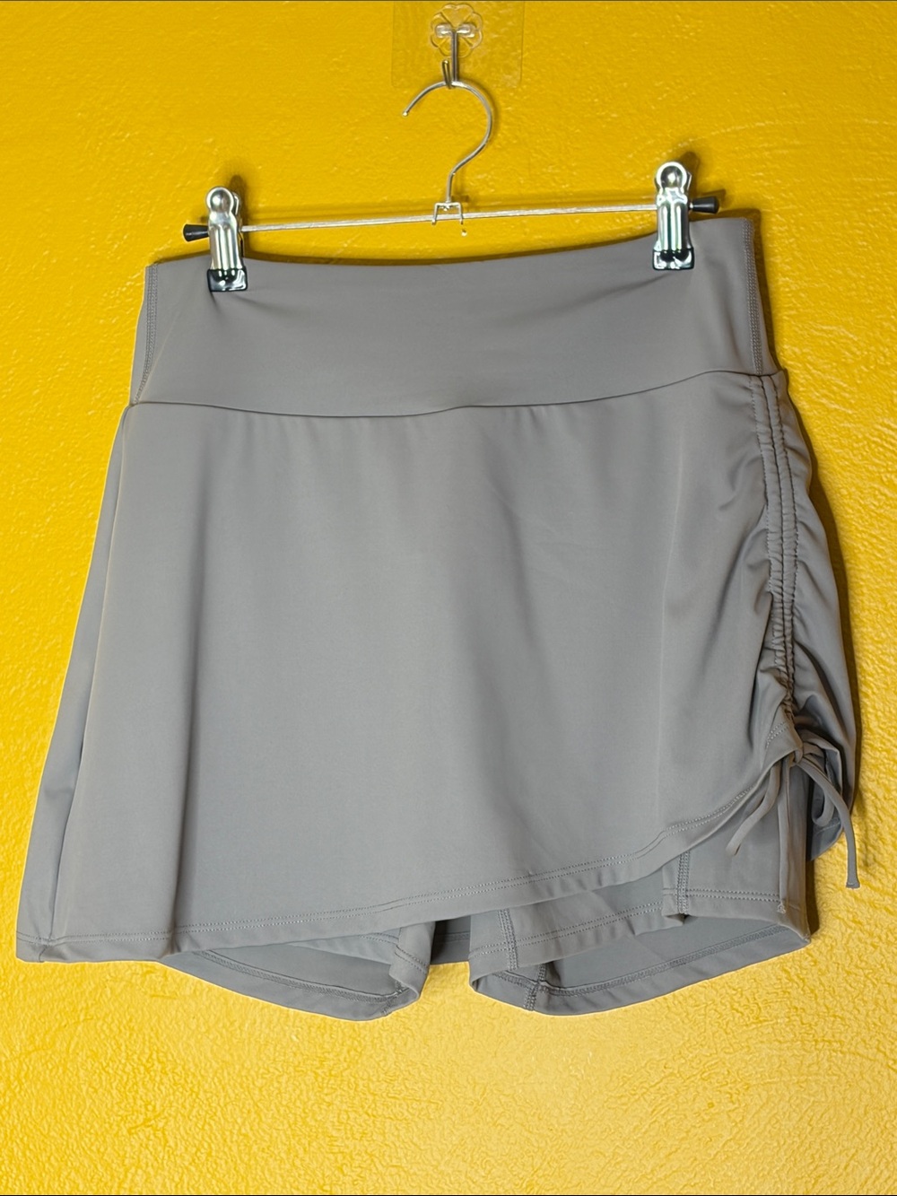 HALARA NWT Active Skort with Side Ruching Built in Short Left Pocket Medium Gull